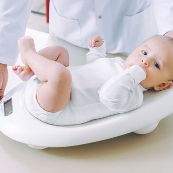 Jangan Memberi Air Putih untuk Bayi 0-6 Bulan, Ini 3 Bahayanya!