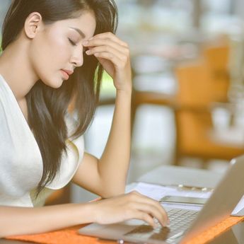 Sudah Tahu? Saat Menstruasi, Kurang Tidur Bisa Berbahaya Buat Wajah