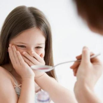 Mau Tahu Tips Mengatasi Anak yang Susah Saat Harus Minum Obat?