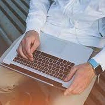  Jangan Letakkan Laptop di Paha! Ini 7 Bahayanya Jika Sering Dilakukan
