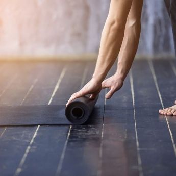 Awas Kuman Menumpuk, Bagaimana Tips Membersihkan Matras Olahraga?