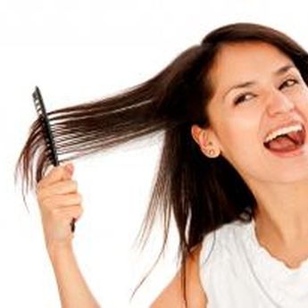 Kebersihan Rambut Harus Dijaga, Ini Tips Membersihkan Sisir yang Tepat