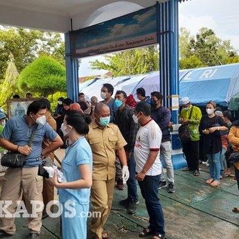 Antrean Warga Rapid Test Antigen dan Swab PCR Membludak Jelang Tes SKD