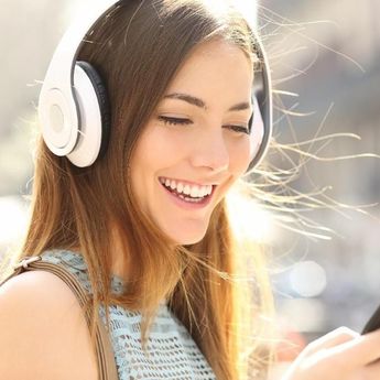 Ingat, Jangan Terlalu Sering Pakai Headphone. Ada Bahaya Mengincar!