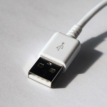 4 Tips Merapikan Kabel yang Berantakan