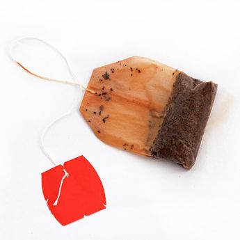3 cara untuk meredakan mata merah Salah satunya  adalah dengan mengompresnya dengan kantung teh.