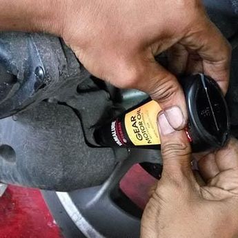 Belum Tahu, Begini Cara Untuk Cek Kondisi Oli Transmisi Skutik di Rumah  