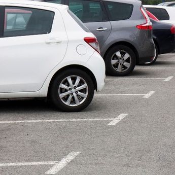 Bahaya, Tempat Ini Sebaiknya Dihindari jika Parkir Mobil Saat Hujan