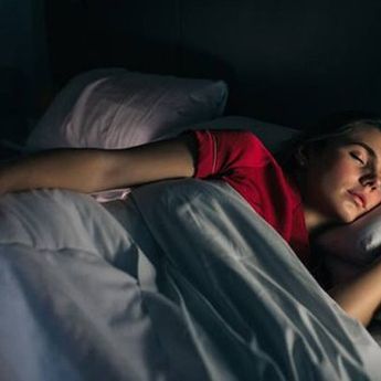 Ternyata Tidur di Kamar Gelap BisaMenurunkan Berat Badan. Percaya?
