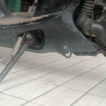 Apa Benar Matikan Mesin Motor Matik Pakai Standar Bikin Aki Boros?  
