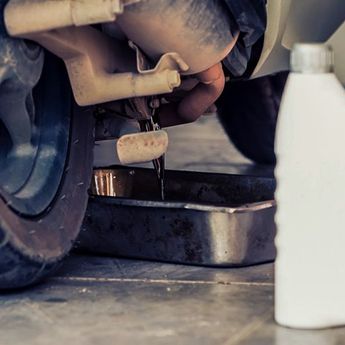 Penggunaan Oli Mesin Motor Tidak Sesuai Spesifikasi, Ini Efeknya  
