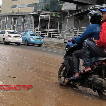 Perlukah Kurangi Tekanan Udara Ban Motor ketika Lewat Jalan Licin?  