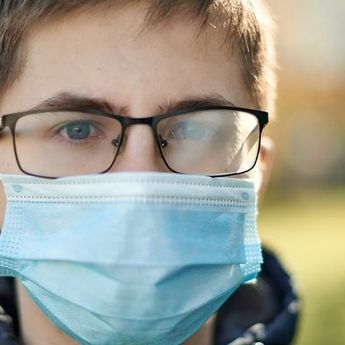 3 Cara Memakai Masker yang Tidak akan Membuat Kacamata Berembun