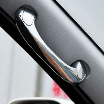 Jangan Salah Paham, Ini Fungsi Dari Pegangan Tangan di Kabin Mobil  