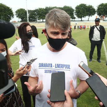 Dubes Inggris Owen Jenkins Tinjau Program Pengembangan Sepak Bola di Surabaya