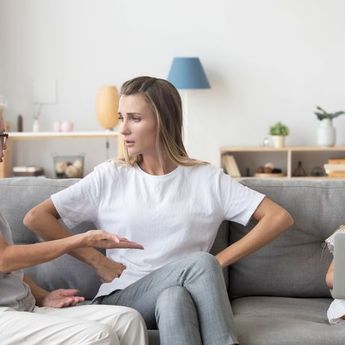 Sudah Berkeluarga Masih Diatur Orangtua. Apa Itu Helicopter Parenting?