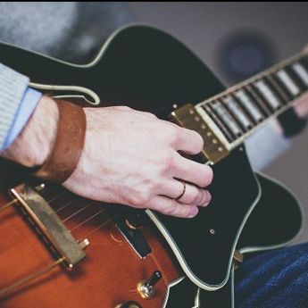 Chord Gitar Lagu Runtuh - Feby Putri feat Fiersa Besari  