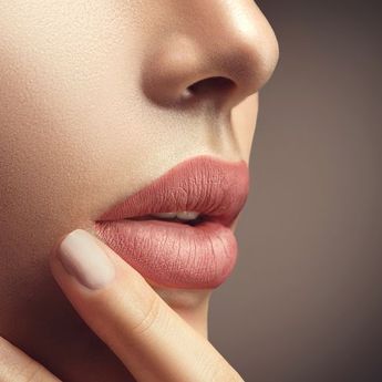 Kamu Mempunyai Kulit Sawo Matang? Ini Warna Lipstik yang Bagus 