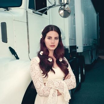 Lirik Lagu 'Radio' – Lana Del Rey, Lengkap dengan Terjemahannya