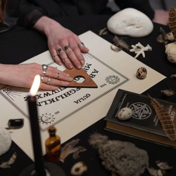 6 Pertanyaan Terlarang Saat Gunakan Papan Ouija, Berani Tanya?