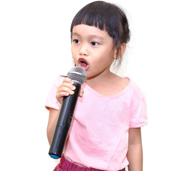 Ini 5 Cara Membantu Anak Atasi Ketakutan Berbicara di Depan Umum 