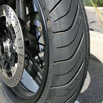 Buat yang Belum Tahu, Ini Fungsi Dari Alur Ban Motor  