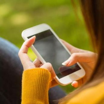 Bisa Timbulkan Bahaya, Hindari Pakai Gadget dengan 3 Cara Ini!