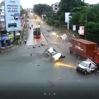 Kecelakaan Maut di Balikpapan, Berikut Foto-foto Penampakan Pilu Mobil dan Motor Ringsek!