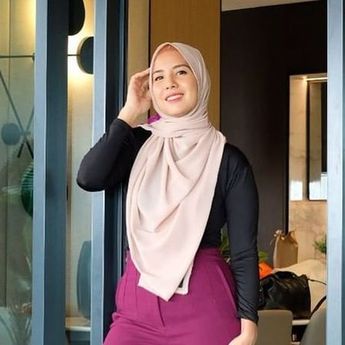 Bikin Suami Pangling! Yuk Intip 5 Foto Tya Ariestya Berhijab