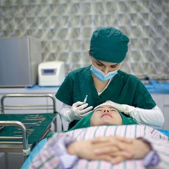 Agar Tidak Infeksi, Ini Tips Lakukan Treatment Konturing Wajah 