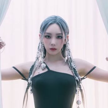Di Video Klip Lagu Barunya 'INVU' Taeyeon Menari di Set Keren