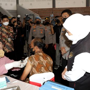 Gubernur Khofifah Minta Seluruh Kabupaten/Kota Serius Kejar Target Vaksinasi Covid-19