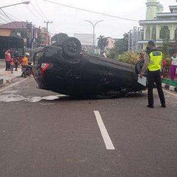 Menabrak Pembatas Trafic Light,  Xenia Terbalik di Depan KFC, Begini Kondisi Korban