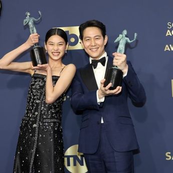 Pemeran 'Squid Game' Lee Jung-jae dan Jung Ho-yeon Menangkan SAG Awards 2022!