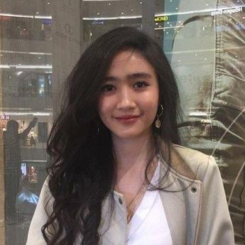 Keren! Mau Tahu 4 Ide Padu Padan Blazer ala Febby Rastanty?    