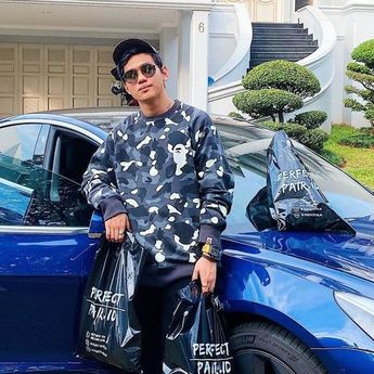  Indra Kenz Pamer Kekayaan di Medsos, Liburan Naik Jet Pribadi Sampai Iseng Beli Tesla Jam 3 Pagi  