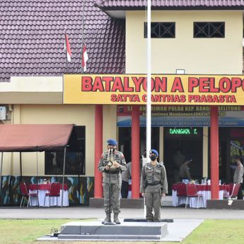 Kapolda Babel Pimpin Upacara Pembinaan Tradisi dan Pembaretan Bintara Serta Tamtama Brimob