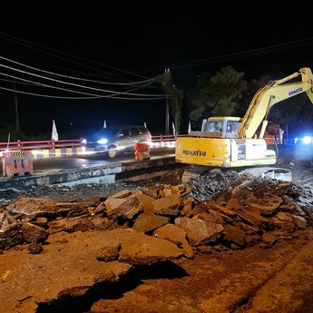Jembatan Ngaglik Lamongan Ambles, Pemprov Jatim Target H-10 Lebaran Bisa Kembali Beroperasi