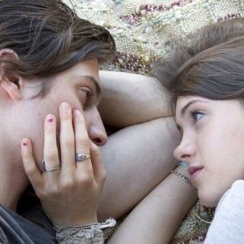 4 Zodiak Cewek yang Menggantungkan Keputusan Dalam Hidupnya pada Pasangan