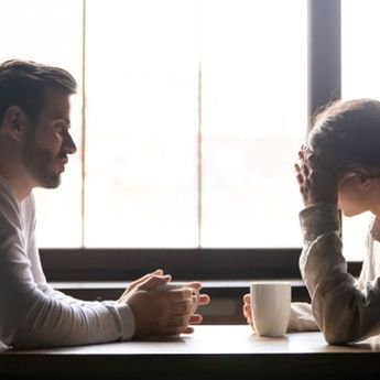 Apa Alasan Pasangan Tak Memperhatikanmu hingga Kemesraan Memudar?