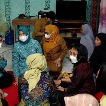 Menteri PPPA Sempatkan Menjenguk Keluarga Korban Begal di Sumut