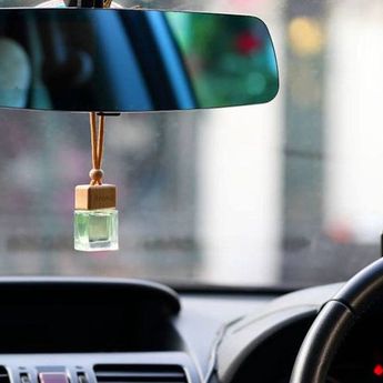 Jangan Salah, Menggantung Parfum Mobil Pada Spion Tengah Berbahaya  