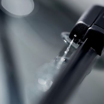 Bolehkah Menggunakan Air Keran buat Isi Cairan Wiper Mobil?  