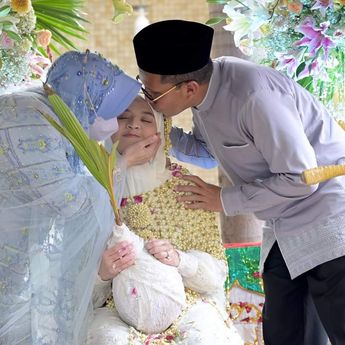 Tangis Wali Kota Makassar saat Momen Siraman Jelang Pernikahan Putrinya