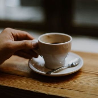 Mau Tahu? Ini Tips Bersihkan Noda Kecokelatan di Dalam Cangkir 