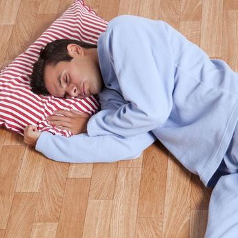 Cuaca Panas, Yuk Cari Tahu Kelebihan dan Kekurangan Tidur di Lantai