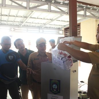 Libatkan Tim Gabungan, Dinsos PMD Bangka Tengah Distribusikan Kelengkapan Logistik Pilkades