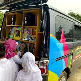 Tingkatkan Literasi Anak Lewat Program Mobil Dongeng PLN Peduli