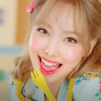 Lirik Lagu ‘POP!’ Milik Nayeon, Lengkap dengan Terjemahannya