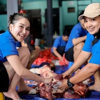 Ayu Ting Ting Jadi Tukang Daging, Pada Moment Hari Raya Idul Adha 
